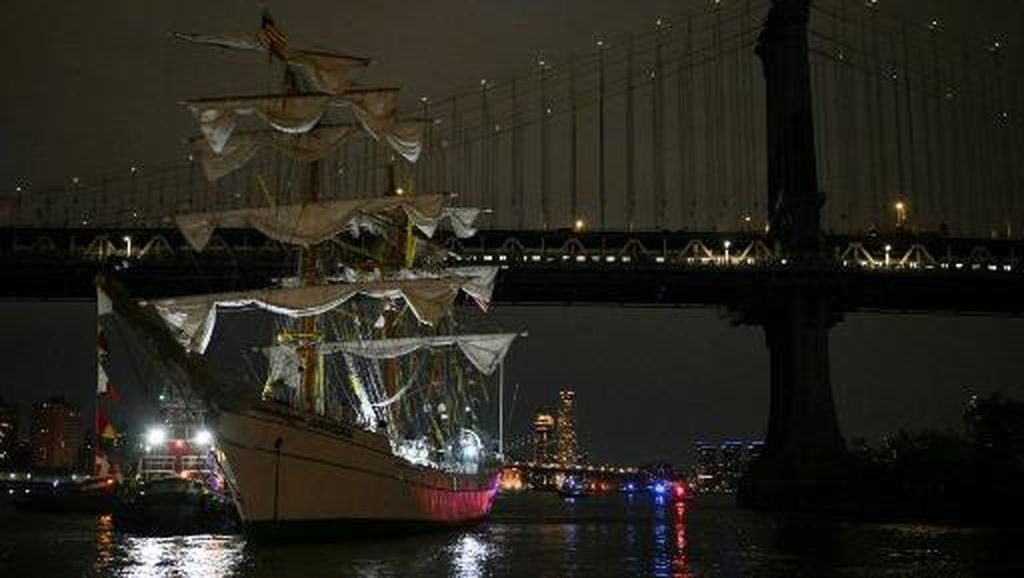 Insiden Mengejutkan: Kapal Angkatan Laut Meksiko Bertabrakan dengan Jembatan Brooklyn, Puluhan Terluka