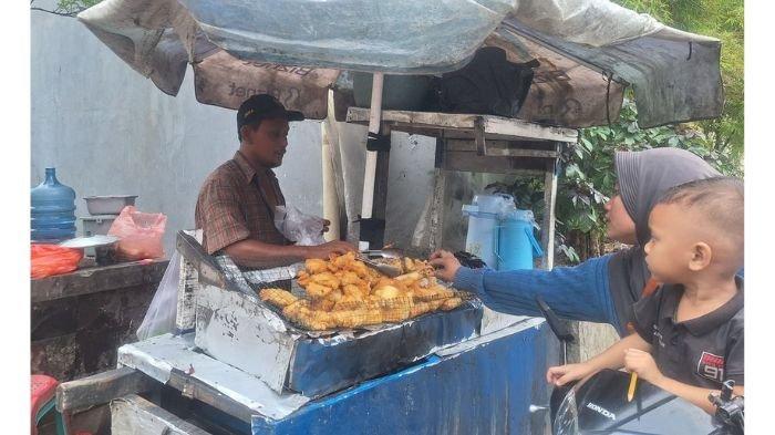 Mengharukan! Penjual Gorengan Bayar Sewa Pakai Uang Koin, Netizen: Ini Bukti Kerasnya Hidup